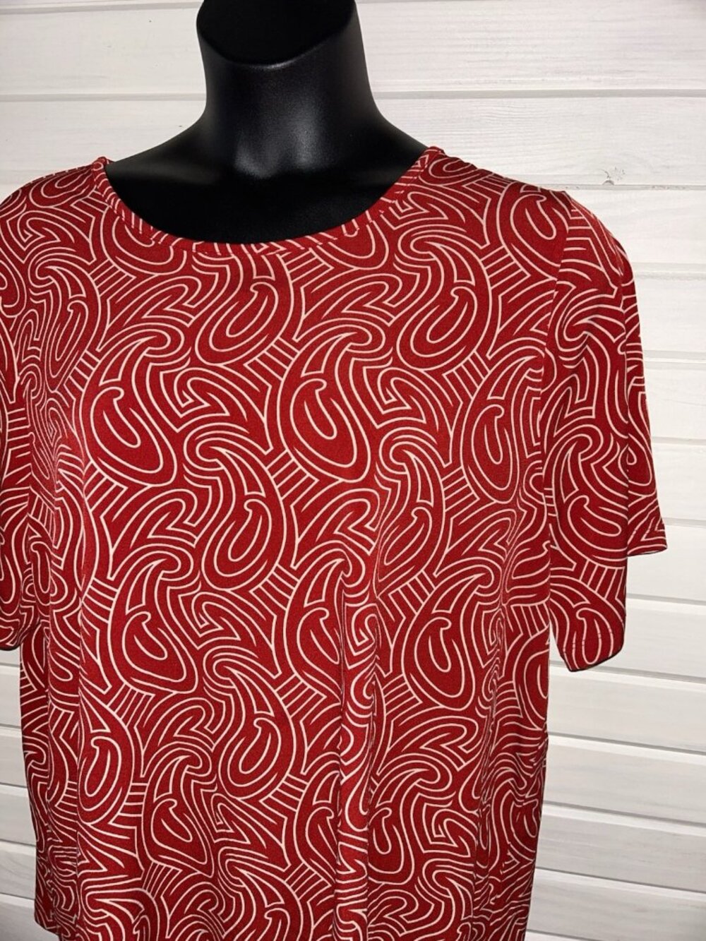 Maggie Barnes Sz PLUS 1X Red Geo Print Liquid Knit Pullover EUC